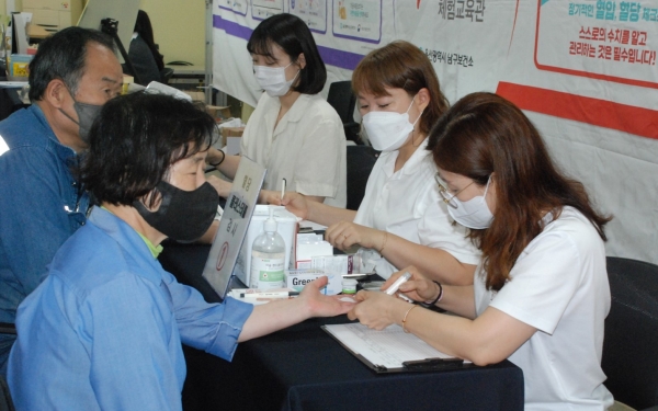 ▲ 태광산업과 대한화섬이 울산 남구보건소와 손잡고 지난 6월부터 약 1100여명의 임직원을 대상으로 '건강한 사업장 꾸미기' 캠페인 행사를 진행했다.ⓒ태광산업
