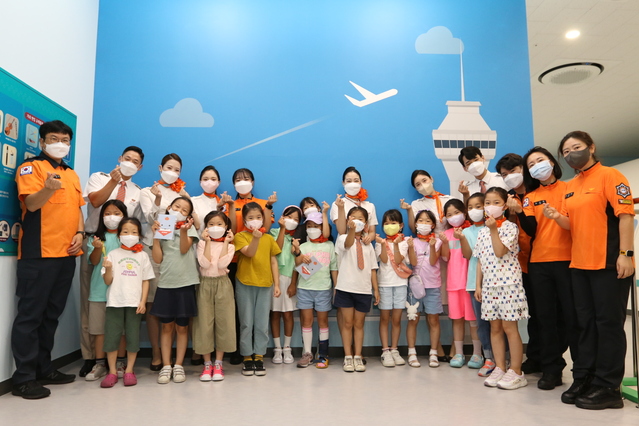 ▲ 14일 제주시 애월읍 제주안전체험관에서 진행된 ‘항공안전체험교실’에 참여한 어린이들이 기념촬영을 하고 있다. ⓒ제주항공