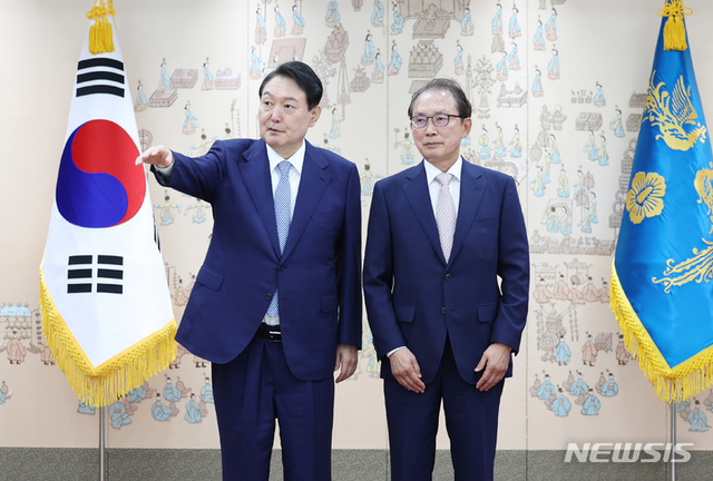 ▲ 윤석열 대통령이 15일 서울 용산 대통령실 청사에서 열린 대통령 자문위원 위촉식에서 변양균 전 청와대 정책실장에게 경제고문 위촉장을 수여한 후 김대기 비서실장 등에 기념촬영을 권유하고 있다. ⓒ뉴시스