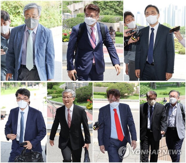 ▲ 윗줄부터 시계방향으로 서보학 경희대 법학전문대학원 교수, 최주원 경찰청 국가수사본부 수사기획조정관, 송강 대검찰청 기획조정실장, 김성종 해양경찰청 수사국장, 김종민 변호사, 승재현 한국형사·법무정책연구연 연구위원, 정웅석 서경대 법학과 교수, 강동범 이화여대 법학전문대학원 교수가 15일 오후 정부과천청사 법무부에서 검경협의체 전문가·정책위원 협의회 첫 회의에 참석하고 있다. ⓒ연합뉴스