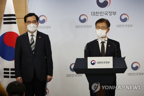 ▲ 이정식 고용노동부 장관(오른쪽)과 이창양 산업통상자원부 장관이 14일 정부서울청사 브리핑실에서 '대우조선 사내하청 노조 파업 장기화에 따른 입장'을 발표하고 있다. ⓒ연합뉴스