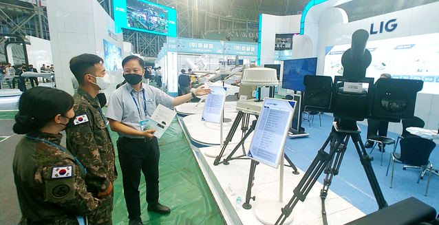 ▲ LIG넥스원 직원이 군 관람객을 대상으로 대(對)드론 방호시스템 통합솔루션에 대해 설명하고 있다.ⓒLIG넥스원