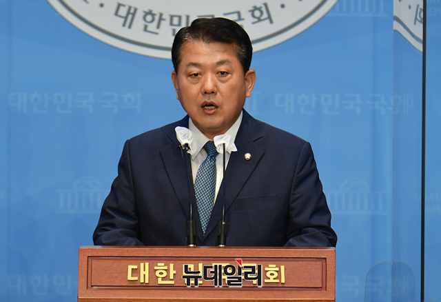 ▲ 김병주 더불어민주당 서해 공무원 사망사건 TF 단장이 13일 오전 국회 소통관에서 흉악 범죄 북한 주민 북송 관련 팩트체크 기자회견을 하고 있다.ⓒ이종현 기자