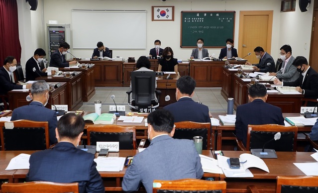 ▲ 15일 열린 충북도의회 교육위원회(위원장 김현문) 제402회 임시회 제2차 교육위원회.ⓒ충북도의회