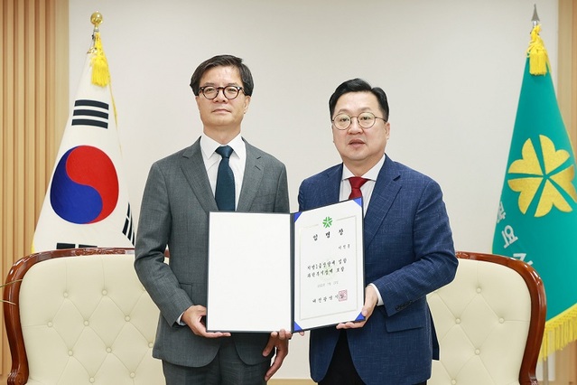 ▲ 이석봉 대전시 과학부시장이 15일 시장실에서 이장우 시장으로부터 임명장을 받은 뒤 기념촬영을 하고 있다.ⓒ대전시