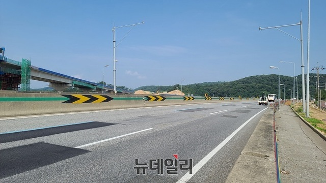 ▲ 경부고속도로 상행선 천안IC 인근 도로에 땜질식 보수한 곳이 곳곳에 눈에 띈다.ⓒ김정원 기자