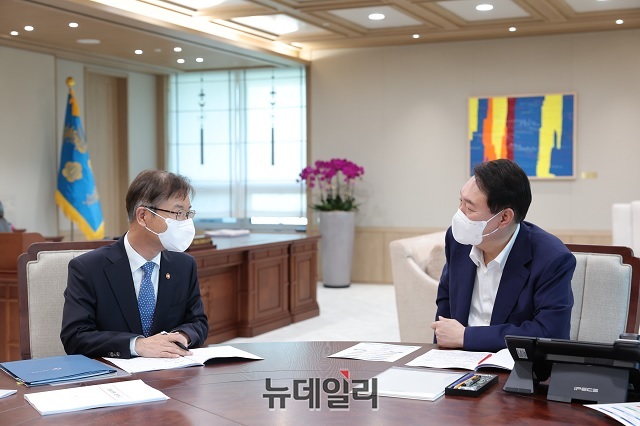 ▲ 윤석열 대통령이 15일 서울 용산 대통령실에서 이정식 고용노동부 장관으로부터 업무보고를 받고 있다.ⓒ대통령실 국민소통관실