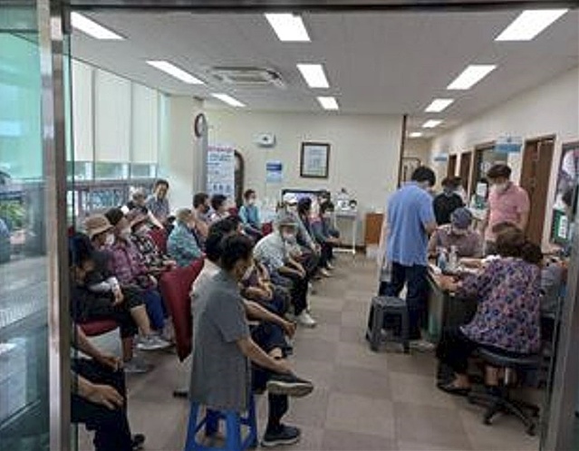 ▲ 청도군(김하수 청도군수)은 의료접근성이 열악한 주민을 위해 관내 보건지소 및 진료소를 방문하여, 4차 코로나19 예방접종을 실시한다.ⓒ청도군