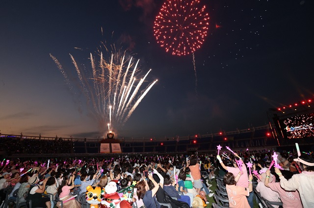 ▲ 포항시에서 개최하는 ‘제60회 경북도민체육대회’에 3만 여 명의 시민들이 참석해 축제를 즐기고 있다.ⓒ포항시