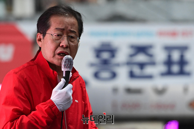 ▲ 지난 5월 30일 홍준표 당시 국민의힘 대구시장 후보가 6.1지방선거를 이틀 앞두고 대구 중구 달성공원에서 열린 만민공동회에서 시민의 질문에 답하고 있다. ⓒ강민석 기자