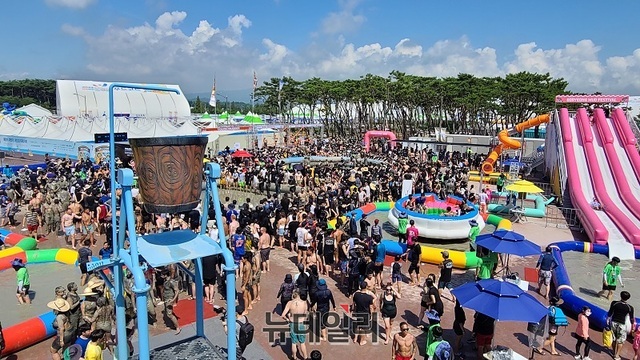 ▲ 머드체험과 놀이시설을 즐길 수 있는 2022보령해양머드박람회장.ⓒ김정원 기자