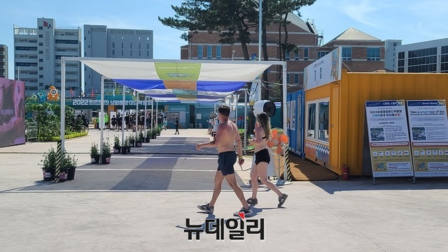 ▲ 2022보령해양머드박람회 조직위가 관람객들의 폭염을 피할 수 있도록 설치한 그늘막.ⓒ김정원 기자