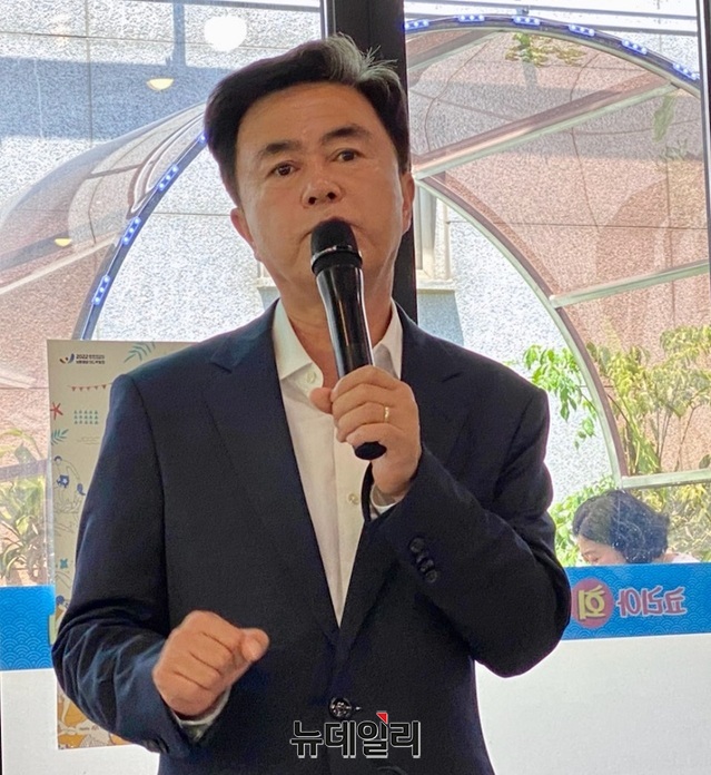 ▲ 김태흠 충남도지사가 2022보령해양머드박람회 개막 첫날인 16일 보령 대천해수욕장 인근 한 식당에서 가진 기자간담회에서 인사말을 하고 있다.ⓒ김정원 기자