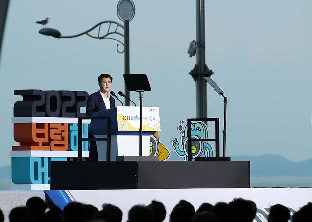 ▲ 김태흠 충남도지사가 16일 오후 대천해수욕장 머드광장에서 열린 2022보령해양머드박람회 개막식에서 인사말을 하고 있다.ⓒ충남도