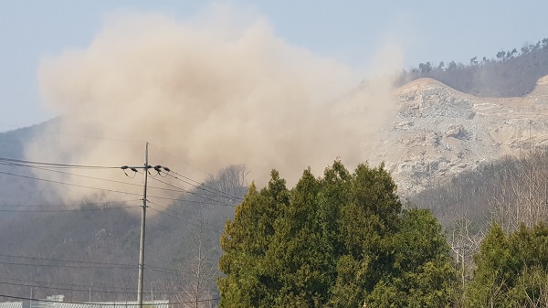 ▲ 충남 부여군 은산만 거전리 산 2-1번지 일원 은산채석단지에서 발파로 인해 발생한 분진.ⓒ독자제공