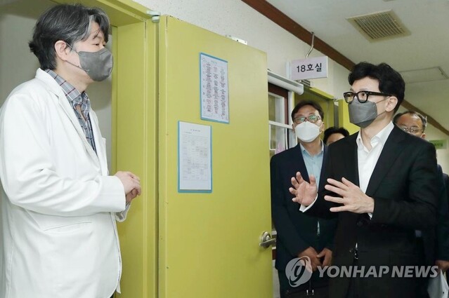 ▲ 한동훈 법무부 장관이 지난 6월 22일 오후 정책현장 방문일정으로 '촉법소년 연령 기준 현실화 TF' 구성원들과 함께 경기도 안양소년원을 방문해 소년보호 현장을 점검하고 있다. ⓒ연합뉴스