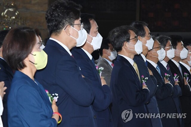 ▲ 17일 서울 여의도 국회에서 열린 제74주년 제헌절 경축식에서 김진표 국회의장, 한덕수 국무총리, 여야 지도부 등 참석자들이 국민의례를 하고 있다.ⓒ연합뉴스