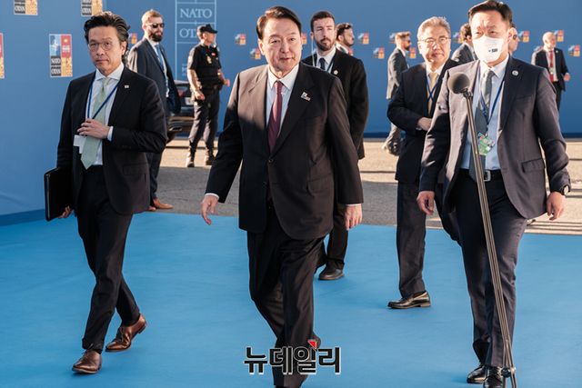 ▲ 나토 정상회의에 참석중인 윤석열 대통령이 6월30일(현지시간) 마드리드 이페마(IFEMA)에서 도어스테핑 장소를 이동하고 있다.ⓒ정상윤 기자