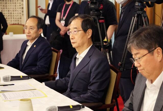 ▲ 한덕수 국무총리가 지난 6일 서울 종로구 삼청동 총리공관에서 열린 윤석열 정부 첫 고위 당정 협의회에 참석해 있다. ⓒ연합뉴스