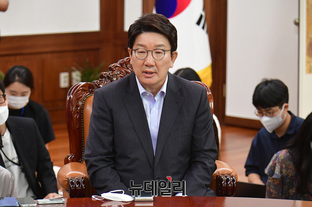 ▲ 권성동 국민의힘 당대표 직무대행 겸 원내대표가 12일 오전 국회 의장실에서 김진표 국회의장 주재로 열린 여야 원내대표 회동서 발언을 하고 있다.ⓒ이종현 기자