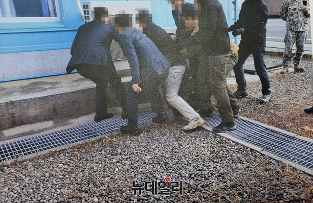 ▲ 지난 12일 통일부가 공개한 2019년 11월 탈북어민 강제북송 현장 모습이 촬영된 사진. ⓒ통일부