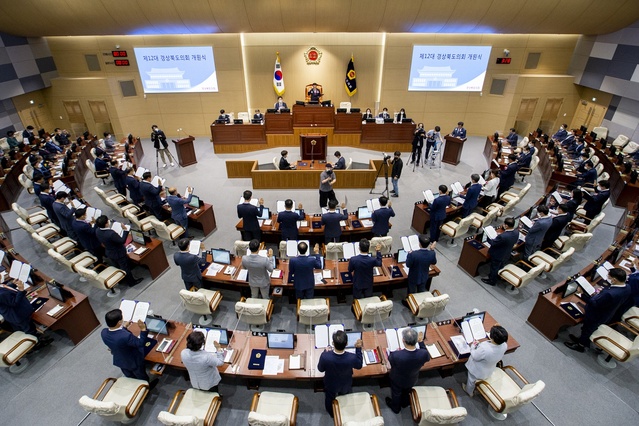 ▲ 경북도의회는 7월 15일 제332회 임시회 제4차 본회의를 열어 제12대 도의회 전반기 윤리특별위원회를 구성하고 9명의 위원을 선임했다.ⓒ경북도의회