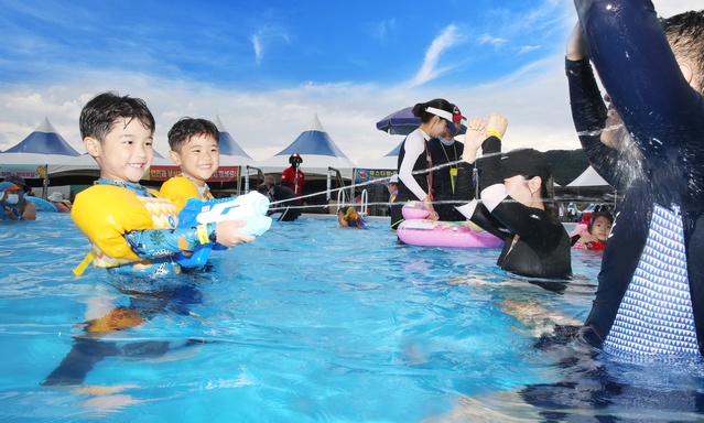 ▲ 임종진(38, 칠곡군 석적읍) 씨는 민결(5)·윤결 쌍둥이 자녀와 올여름에만 두 번째 칠곡보 야외물놀이장 찾았다.ⓒ칠곡군