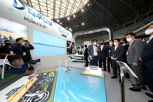 ▲ '2022 대한민국 드론‧UAM 박람회'에서 원희룡 국토교통부 장관과 백정완 백정완 사장이 대우건설 컨소시엄 부스를 방문해 버티포트 모형을 보며 설명을 듣고 있다.ⓒ대우건설