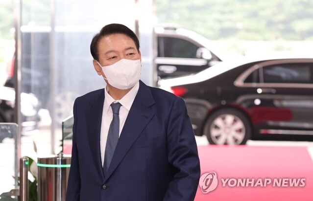 ▲ 윤석열 대통령이 18일 오전 서울 용산 대통령실 청사로 출근하며 기자들과 질의응답을 하고 있다. ⓒ연합뉴스