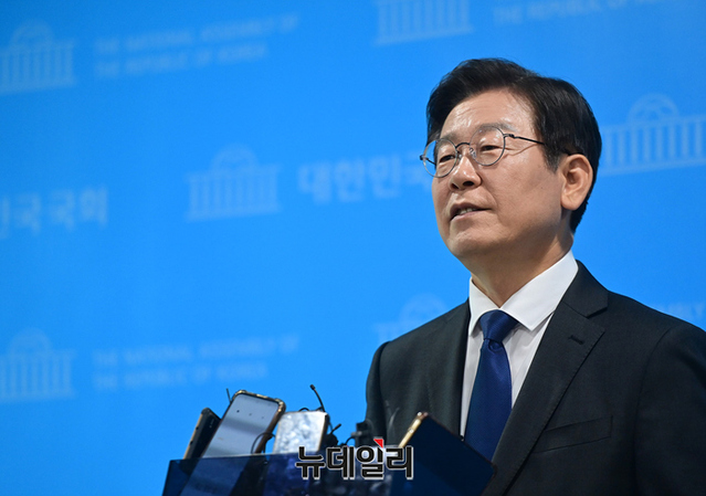 ▲ 이재명 더불어민주당 의원이 지난 17일 오후 국회 소통관에서 '8·28 전당대회'에 당대표 출마 선언을 마치고 취재진의 질문에 답하고 있다.ⓒ정상윤 기자