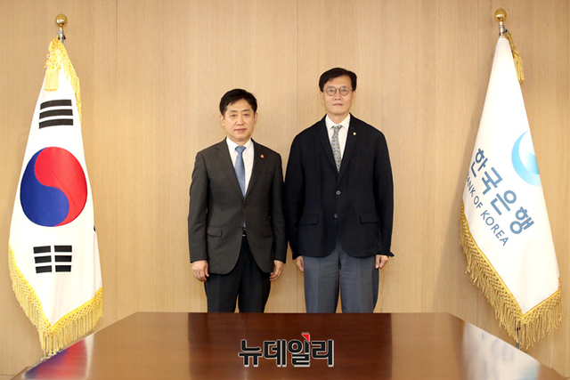 ▲ 이창용 한국은행 총재(오른쪽)와 김주현 금융위원장이 18일 첫 회동을 가졌다. ⓒ뉴데일리