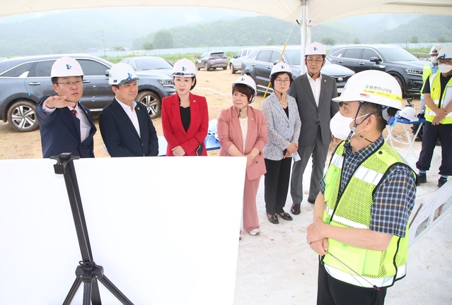 ▲ 대구시의회 건설교통위원회(김지만 위원장)가 제294회 임시회 기간 중 7월 18일 위원회 구성 후 첫 번째 현장방문지로 금호워터폴리스 개발사업 현장을 직접 찾아 사업 진행 상황을 점검하고 성공적인 사업추진을 당부했다.ⓒ대구시의회