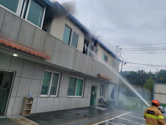 ▲ 18일 오전 9시43분께 충북 청주시 상당구 미평동 한 버스 차고지 내 2층 기숙사에서 화재가 발생해 소방당국이 진화작업을 하고 있다.ⓒ청주서부소방서