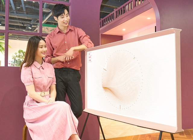 삼성전자 모델이 라이프스타일 TV '더 세리프' 블라썸 핑크 제품을 소개하고 있는 모습. ⓒ삼성전자