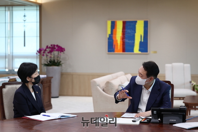 ▲ 윤석열 대통령이 18일 오후 서울 용산 대통령실에서 한화진 환경부장관으로부터 업무보고를 받고 있다.ⓒ대통령실 국민소통관실