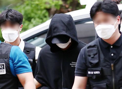 ▲ 인하대 캠퍼스 내에서 또래 여학생을 성폭행한 뒤 건물에서 추락해 숨지게 한 혐의를 받는 1학년 남학생 A(20)씨가 17일 오후 구속 전 피의자 심문(영장실질심사)을 받기 위해 인천시 미추홀구 인천지방법원으로 들어서고 있다. ⓒ연합뉴스