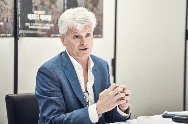 ▲ 마시모 자네티 경기필하모닉오케스트라 상임지휘자(음악감독)가 18일 서울 중구 달개비에서 인터뷰를 하고 있다.ⓒ경기아트센터