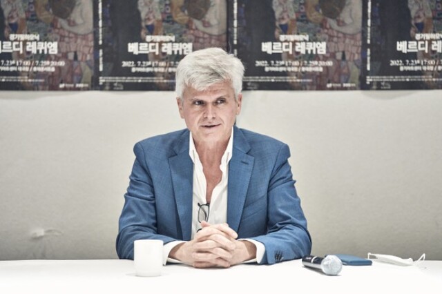 ▲ 마시모 자네티 경기필하모닉오케스트라 상임지휘자(음악감독)가 18일 서울 중구 달개비에서 인터뷰를 하고 있다.ⓒ경기아트센터