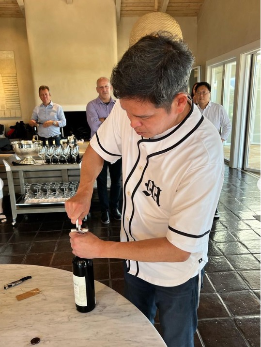 ▲ 정용진 신세계 부회장이 '쉐이퍼 카베르네 소비뇽'을 오픈하는 모습.ⓒSNS