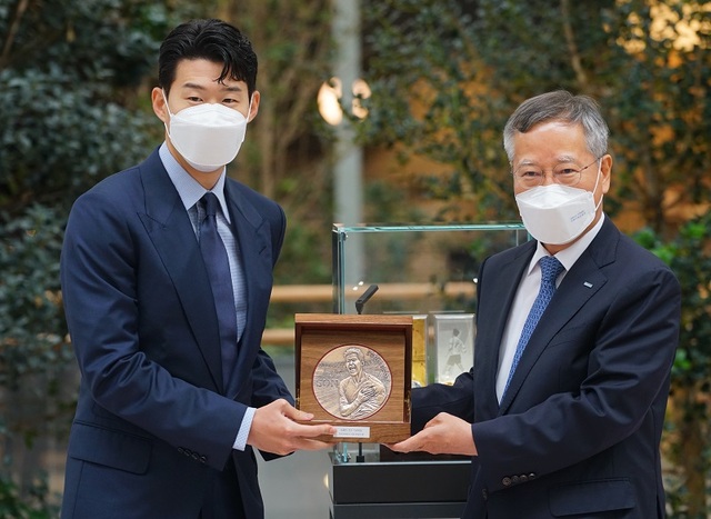 ▲ 손홍민 선수(왼쪽)가 기념메달 행사에 참석해 기념촬영을 하고 있다.ⓒ한국조폐공사