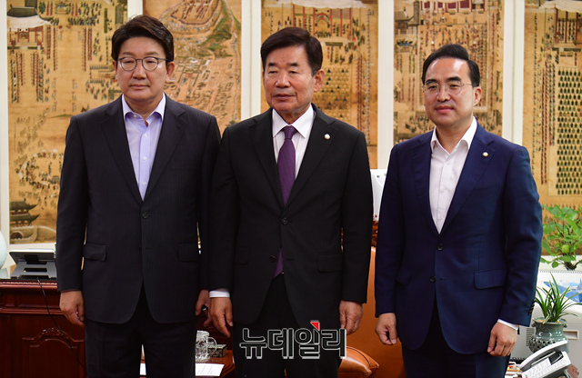 ▲ 권성동 국민의힘 당대표 직무대행 겸 원내대표와 박홍근 더불어민주당 원내대표가 12일 오전 국회 의장실에서 김진표 국회의장 주재 여야 원내대표 회동에 앞서 기념사진을 촬영하고 있다. ⓒ이종현 기자