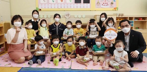 ▲ 박희조 대전 동구청장이 19일 동구청 직장어린이집 한솔어린이집을 방문하고 격려하고 있다.ⓒ대전 동구