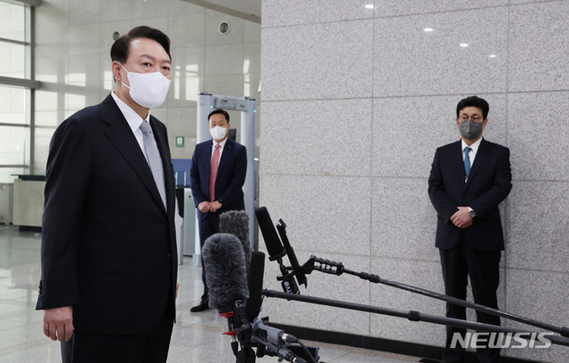 ▲ 윤석열 대통령이 19일 오전 서울 용산 대통령실 청사로 출근하며 취재진 질문에 답변하고 있다.ⓒ뉴시스(사진=대통령실통신사진기자단)