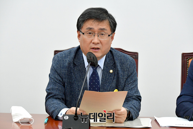 ▲ 김성환 더불어민주당 정책위의장이 7일 오전 국회에서 열린 정책조정회의에서 참석해 발언을 하고 있다.ⓒ이종현 기자