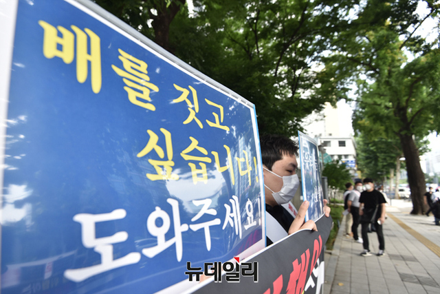 ▲ 11일 서울 서대문 경찰청 앞에서 대우조선해양 임직원 30여명이 하청지회의 불법파업을 규탄하는 집회를 벌이고 있다. ⓒ강민석 기자