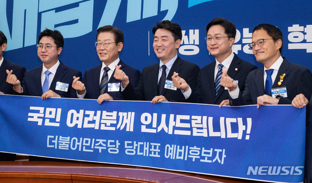 ▲ 더불어민주당 당대표 예비후보자들이 19일 서울 여의도 국회에서 열린 민주당 당대표 후보자 포토섹션에서 포즈를 취하고 있다. 왼쪽부터 이동학, 이재명, 강훈식, 강병원, 박주민 당대표 예비후보. ⓒ뉴시스