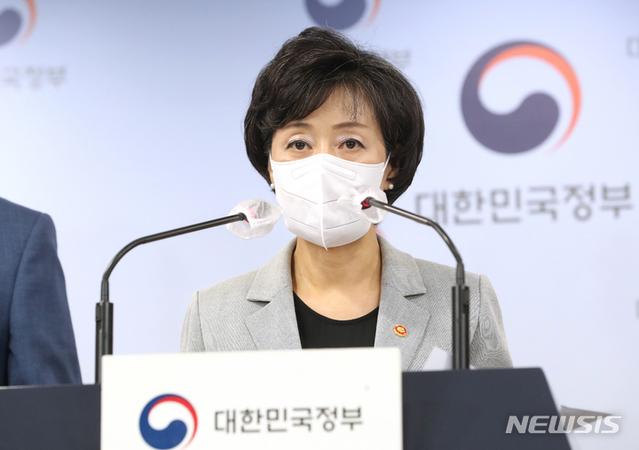 ▲ 박순애 부총리 겸 교육부 장관이 19일 오후 정부서울청사 브리핑실에서 반도체 관련 인재양성 방안 브리핑을 하고 있다.ⓒ뉴시스