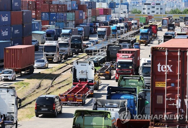 ▲ 화물연대 파업시 경기도 의왕시 내륙컨테이너기지(ICD)에 멈춰선 화물차들.ⓒ연합뉴스
