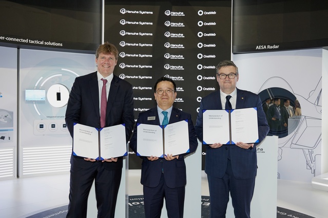 ▲ 사진 왼쪽부터 닐 마스터슨 원웹 CEO, 어성철 한화시스템 대표이사, 팀 픽포드 한화디펜스 호주법인 사업개발∙전략실장.ⓒ한화시스템