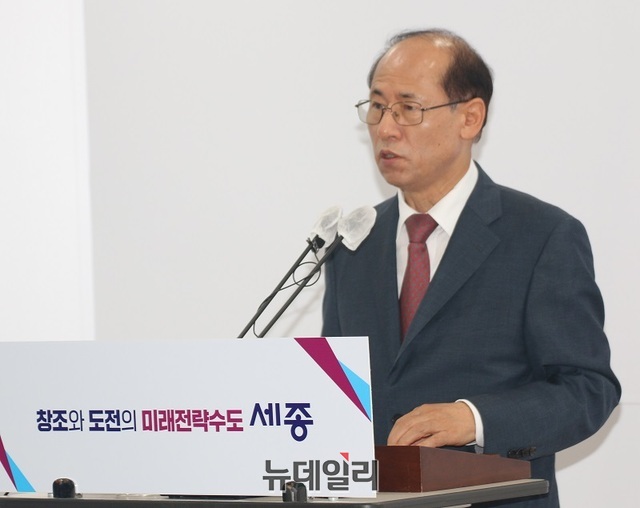 ▲ 서만철 최민호 세종시장직 인수위원장이 20일 세종시청 정음실에서 기자회견을 열고 인수위원회 활동과 공약과제를 발표하고 있다.ⓒ이길표 기자